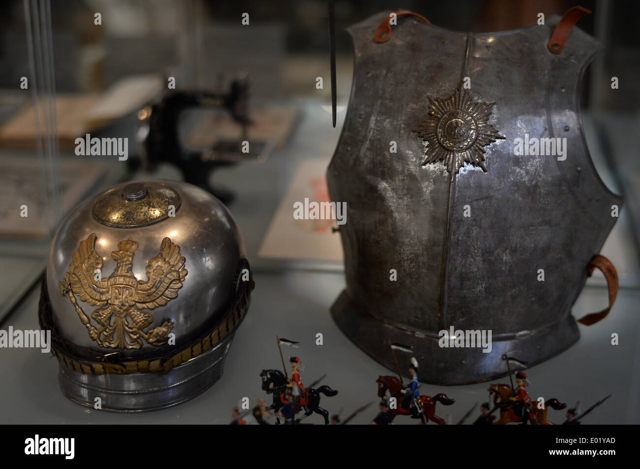Essen, Germania. 29 apr 2014. Un casco spiked (L) e una protezione del torace per i bambini (circa 1900) sono esposti nella mostra "1914 ? Al centro dell'Europa" presso il Complesso industriale delle Miniere di carbone dello Zollverein a Essen, Germania, 29 aprile 2014. La mostra viene eseguito dal 30 aprile fino al 26 ottobre 2014 e riguarda il ruolo della regione come una bomba durante la Prima Guerra Mondiale. Foto: Matthias esitano di fronte/dpa/Alamy Live News Foto Stock