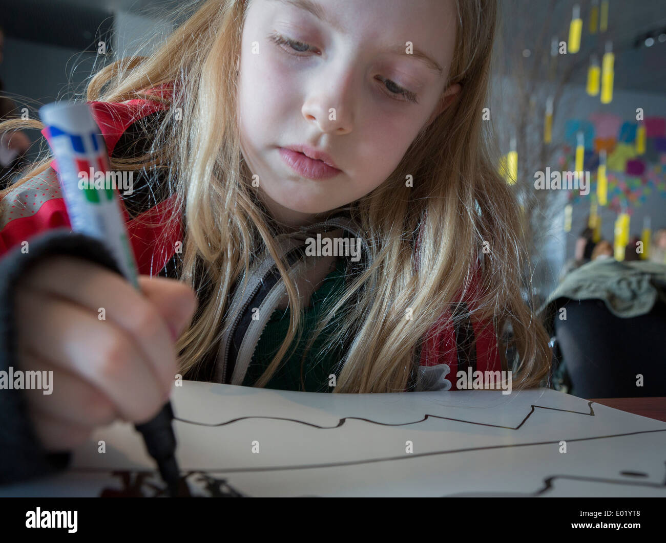 Bambino la creazione di illustrazioni durante l'annuale Festival dei Bambini a Reykjavik, Islanda Foto Stock