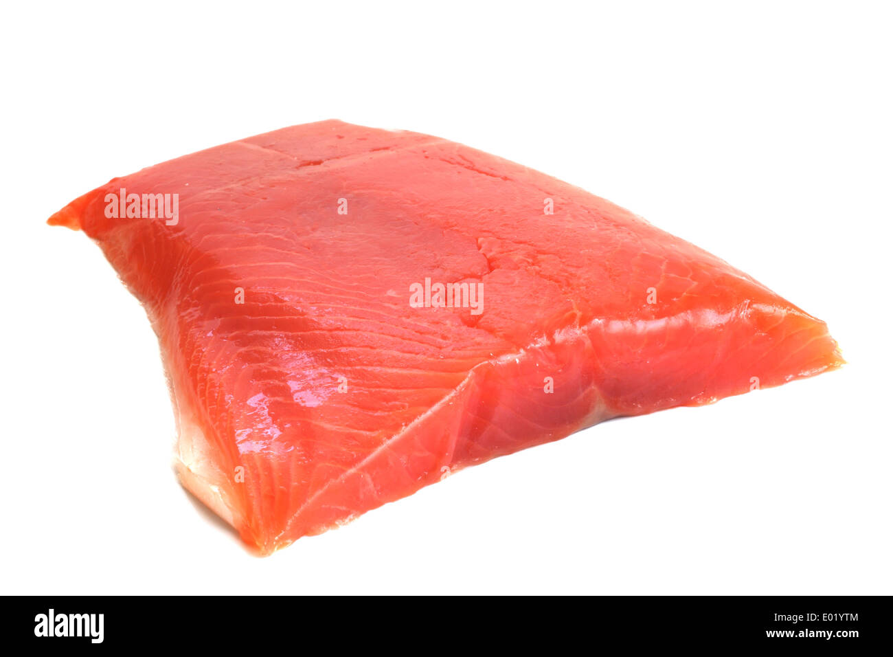 Salmone filetto crudo isolati su sfondo bianco Foto Stock