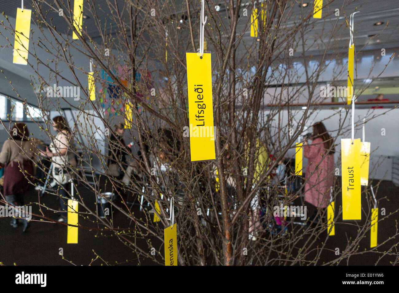 Parole di Saggezza su un albero, il Festival dei Bambini, Reykjavik, Islanda Foto Stock