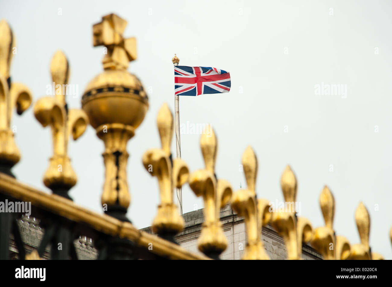 Dettagli del Buckingham palace il recinto con la union jack battenti in background Foto Stock