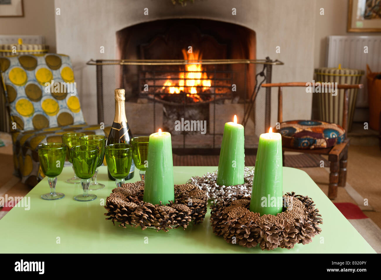 Candele verde in cono portacandele sul tavolo verde con il verde della vetreria Foto Stock