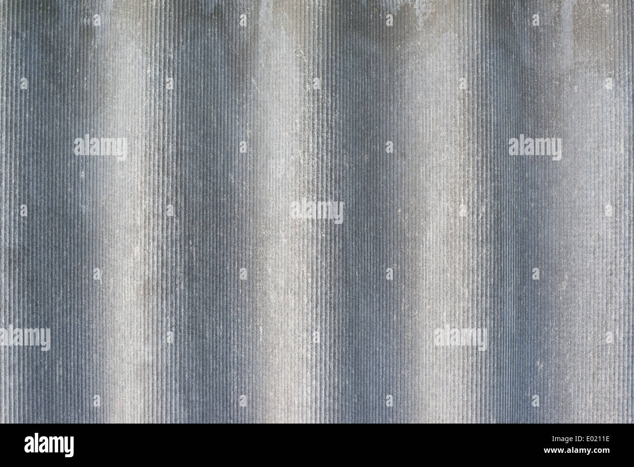 Tetto in amianto corrugato piastrelle come sfondo per edilizia Foto Stock