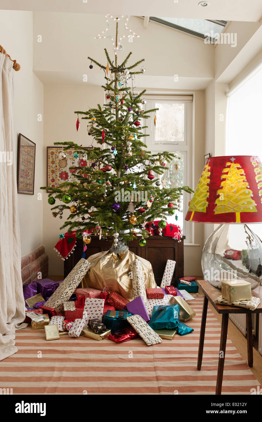 Albero di Natale con regali impacchettati sotto Foto Stock