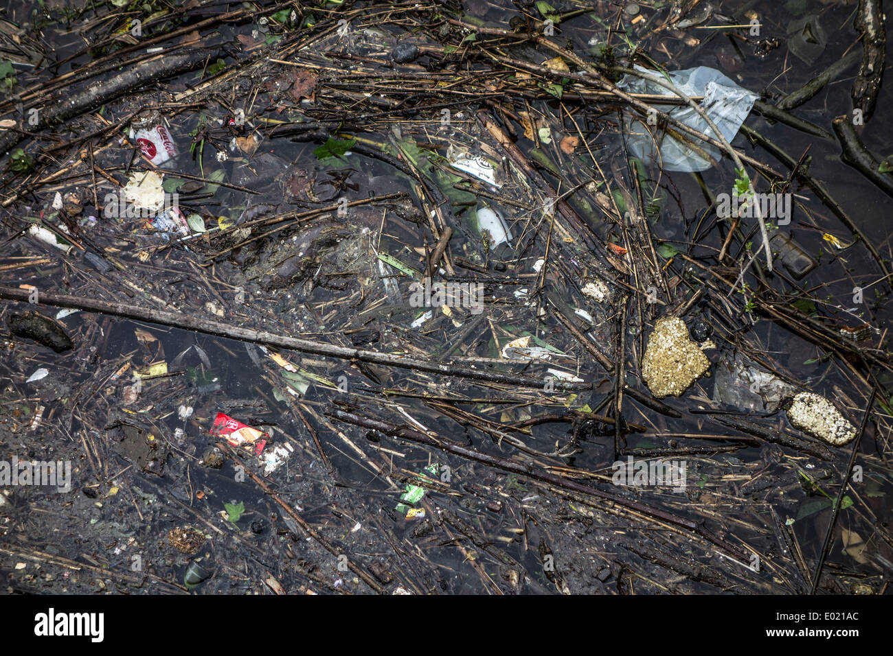 Rifiuti plastici e altri non degradabili in rifiuti in acqua di fiume Foto Stock