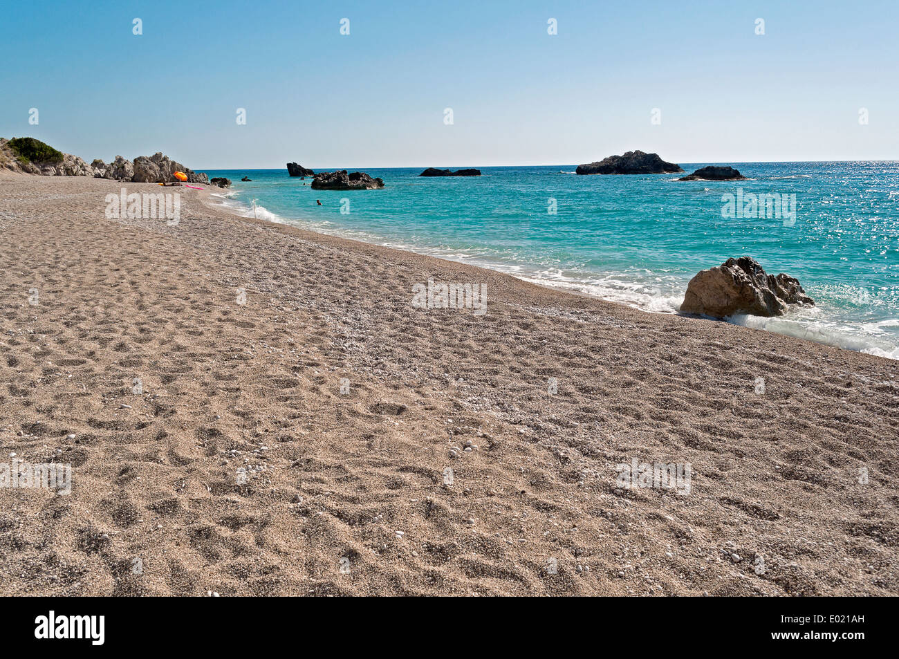 Una foto di Kathisma spiaggia con il esotiche acque blu cristalline in Lefkada, parte delle isole Ionie in Grecia Foto Stock