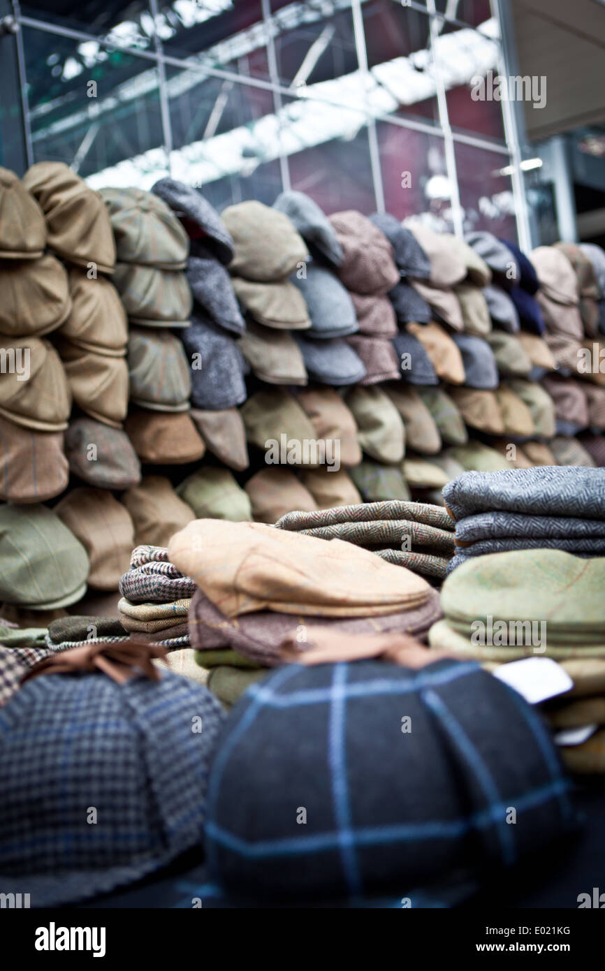 Un mercato di vendita di stallo uomini cappelli Foto Stock