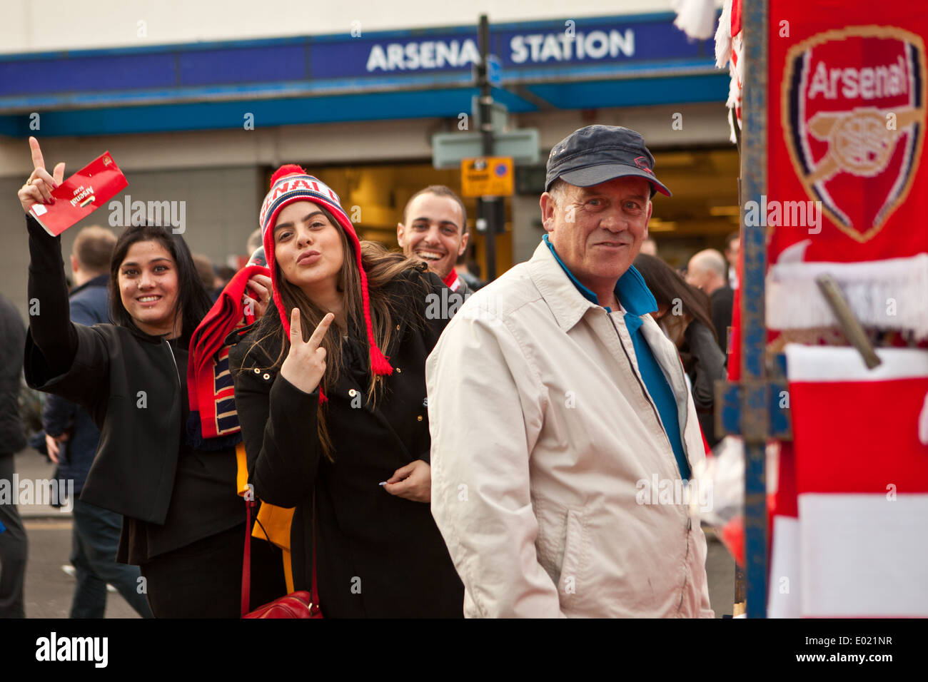 2 bella femmina i tifosi dell'Arsenal su Gillespie strada fuori Arsenal tube station Foto Stock