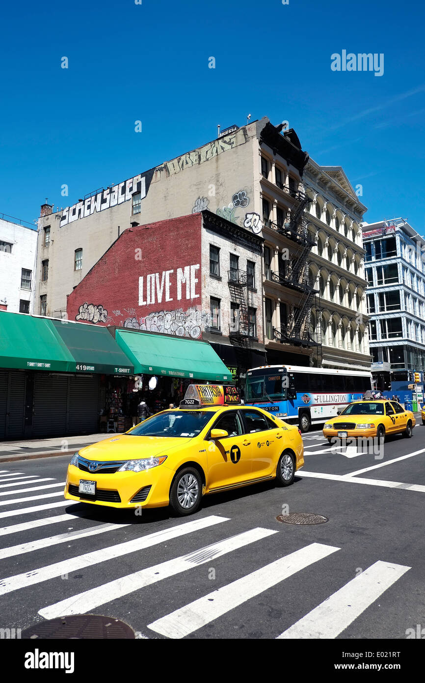 Iconico New York City taxi attendere in corrispondenza di una intersezione a Manhattan. Foto Stock