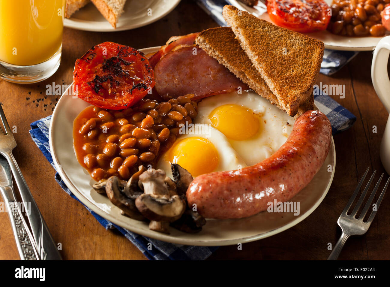 Tradizionale prima colazione Inglese con uova, pancetta, salsicce, fagioli al forno Foto Stock