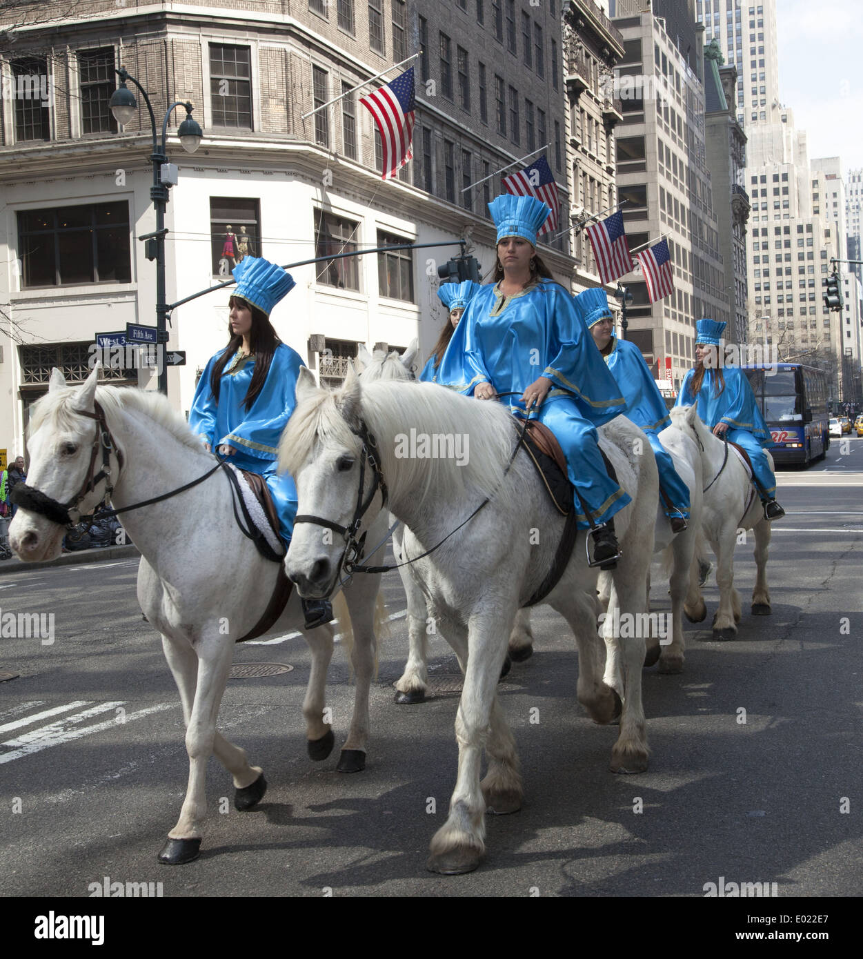 Carro trainato da cavalli e cavalieri preparare per condurre il persiano parata del giorno aong Madison Ave. in NYC Foto Stock