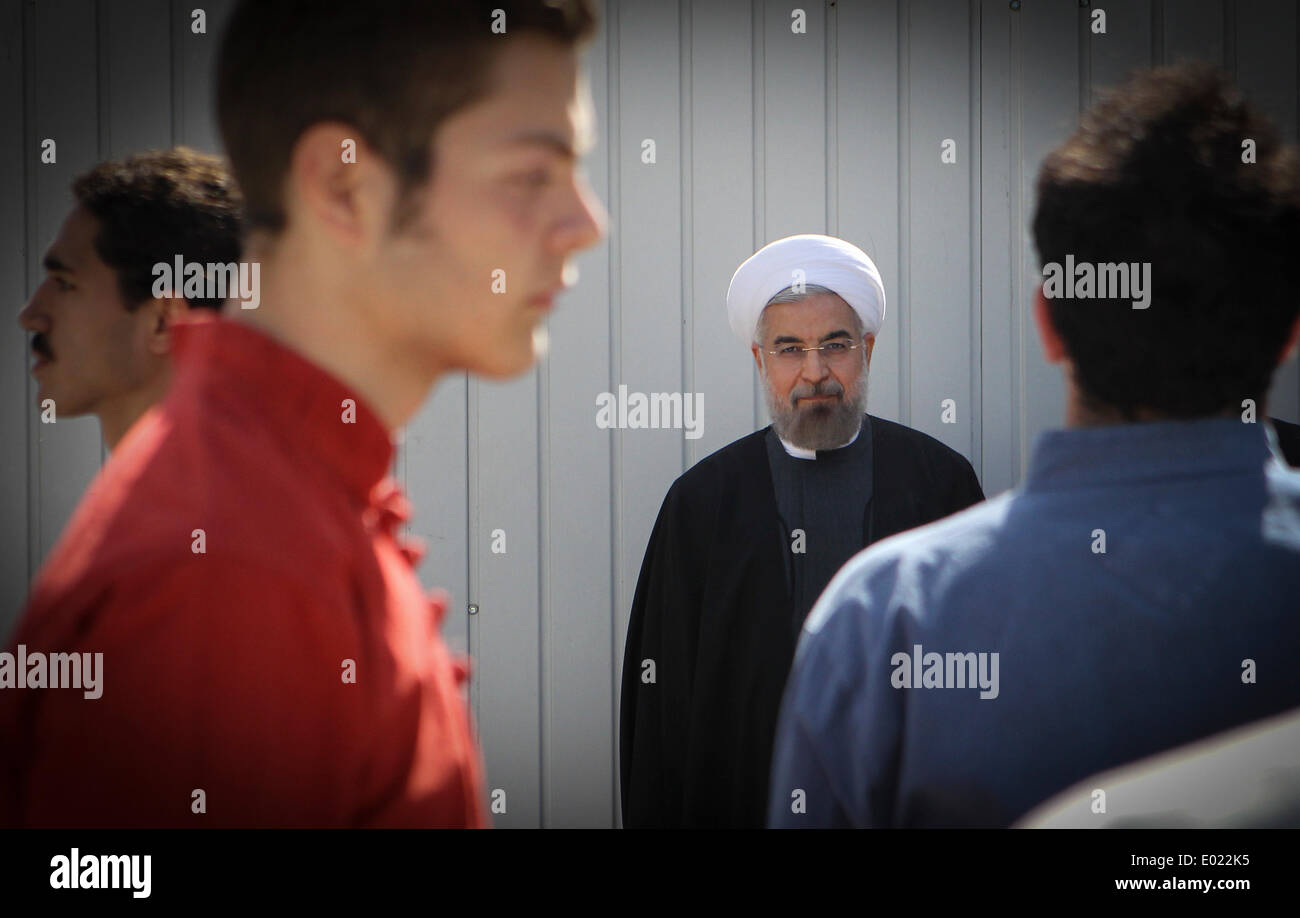 Tehran, Iran. 29 apr 2014. Il presidente iraniano Hassan Rouhani orologi una performance durante la cerimonia di apertura della 27a Teheran il Salone Internazionale del Libro a Teheran, Iran, il 29 aprile 2014. Editori da più di 70 paesi hanno partecipato a undici giorni di fiera. © Ahmad Halabisaz/Xinhua/Alamy Live News Foto Stock