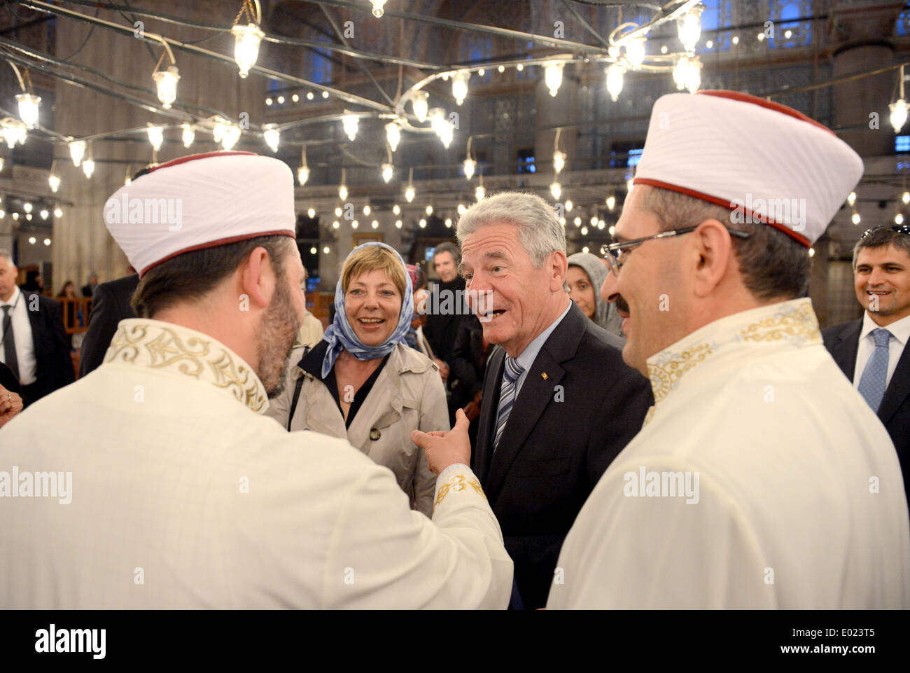 Dpatopbilder - Bundespräsident Joachim Gauck (M) und seine Lebensgefährtin Daniela Schadt (mit Kopftuch) besuchen am 29.04.2014 in Istanbul (Türkei) die Sultan-Ahmed-Moschee, die auch "Blaue Moschee' genannt wird. Die viertägige Reise des Bundespräsidenten durch die Türkei endet am Abend. Foto: Rainer Jensen /dpa Foto Stock