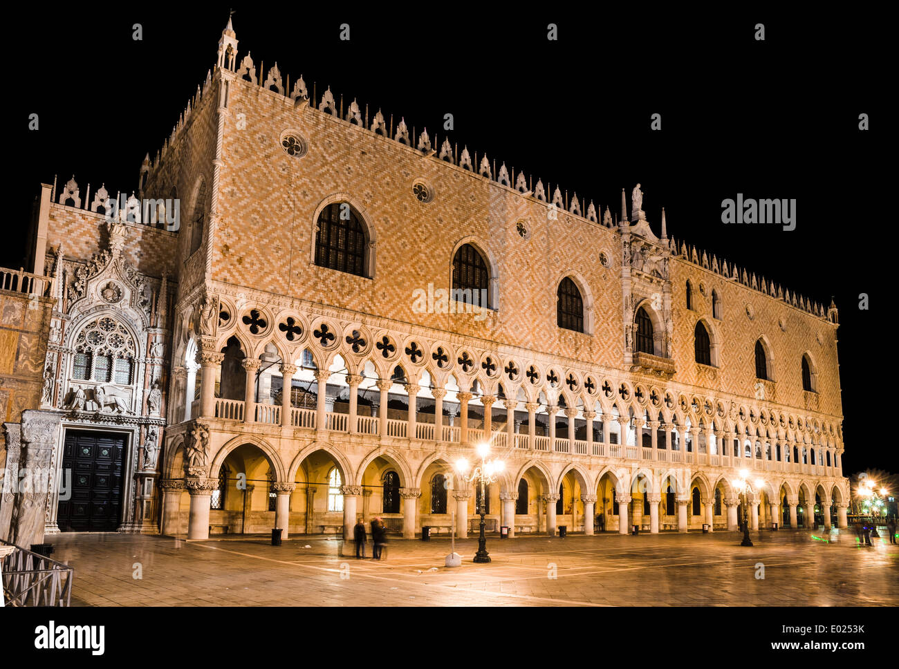 Venezia, Italia. Scena notturna con il Palazzo Ducale in piazza San Marco, costruita in stile gotico veneziano, cultura italiana punto di riferimento Foto Stock