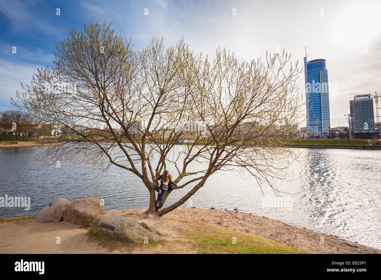 Giovani in appoggio sull' isola di lacrime" (Ostrov Slyoz) - memorial dedicato per la bielorussa soldati morti in Afghanistan Foto Stock