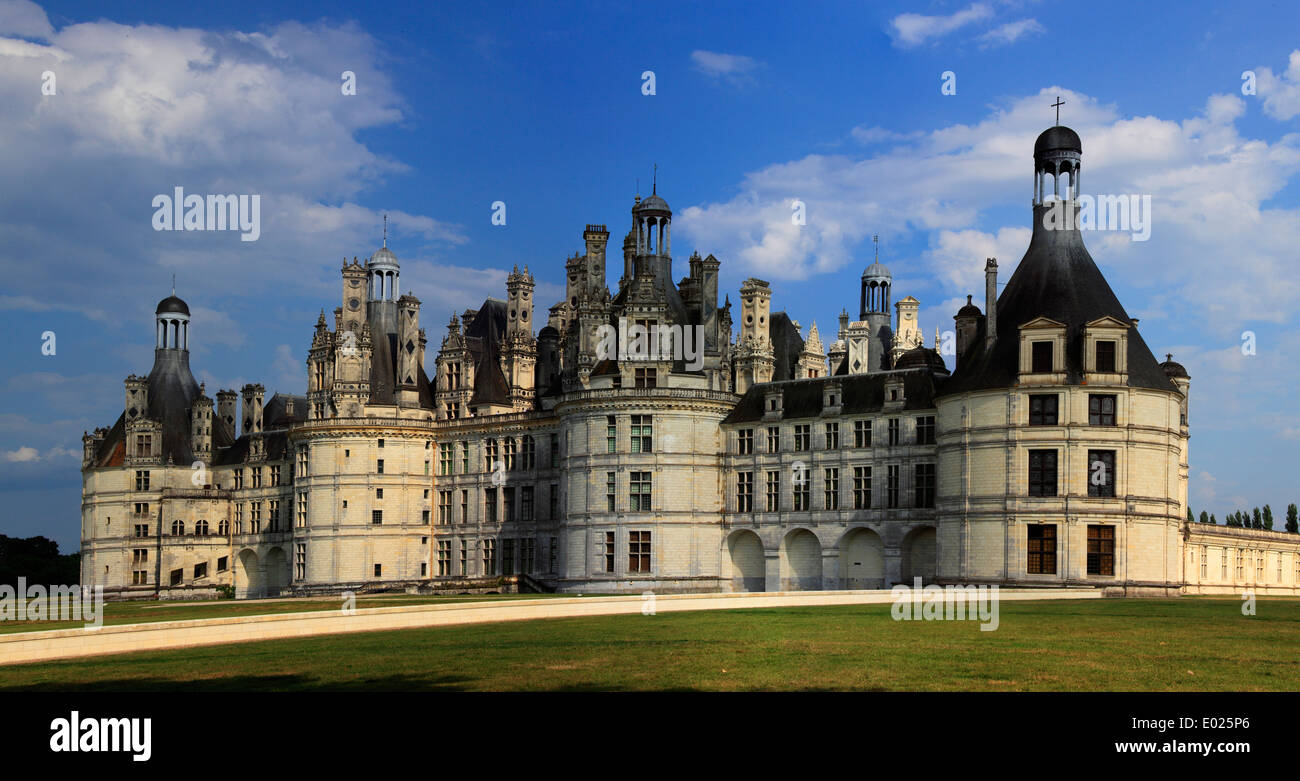 Fotografia del lato nord di Chateau de Chambord, riflettendo in serata e illuminazione notturna, Chambord, Valle della Loira, Francia Foto Stock