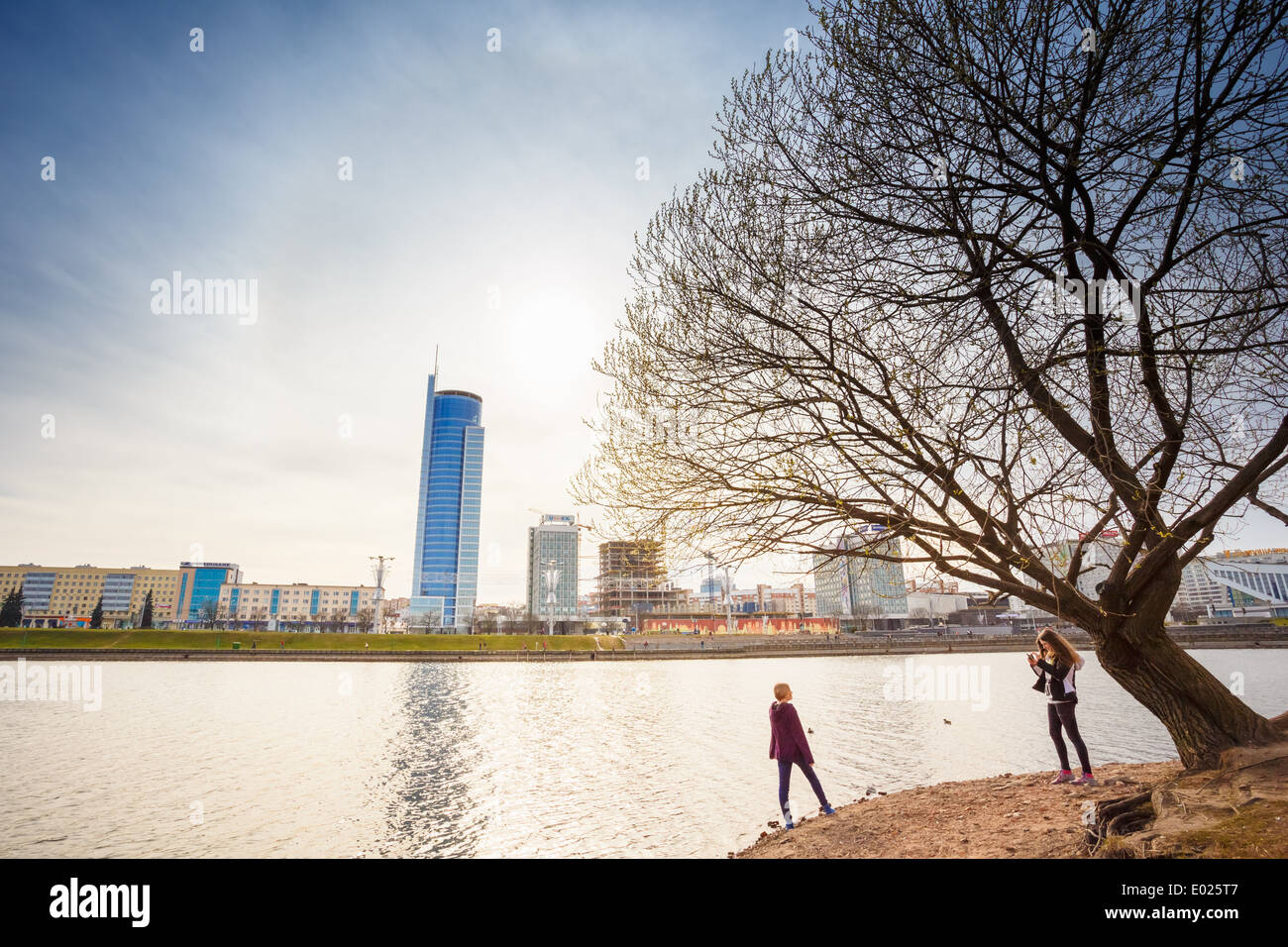 Giovani in appoggio sull' isola di lacrime" (Ostrov Slyoz) - memorial dedicato per la bielorussa soldati morti in Afghanistan Foto Stock
