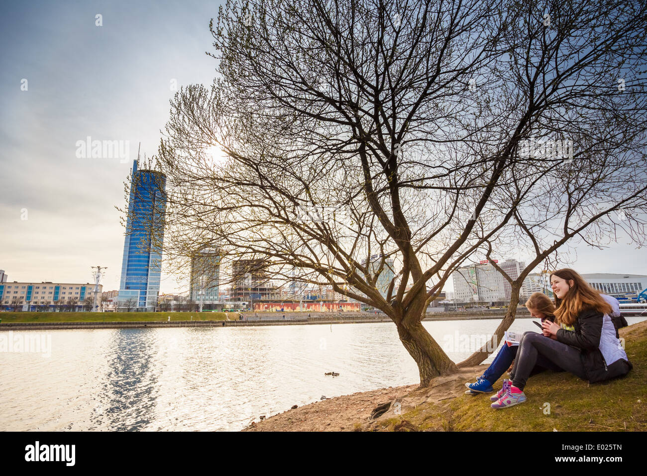 Giovani in appoggio sull' isola di lacrime" (Ostrov Slyoz) - memorial dedicato per la bielorussa soldati morti in Afghanistan Foto Stock