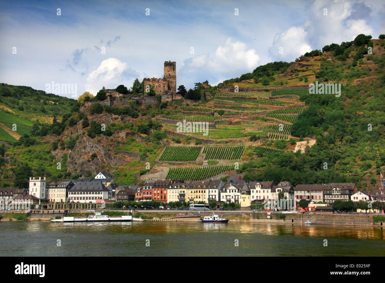 Il castello di gutenfels, aka caub castello, si siede in cima alla città di kaub, Germania Foto Stock