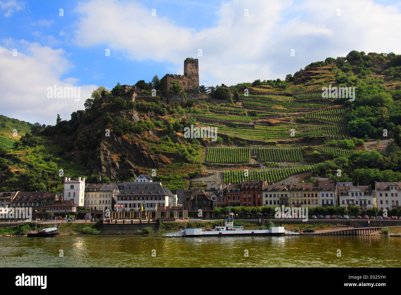 Il castello di gutenfels, aka caub castello, si siede in cima alla città di kaub, Germania Foto Stock