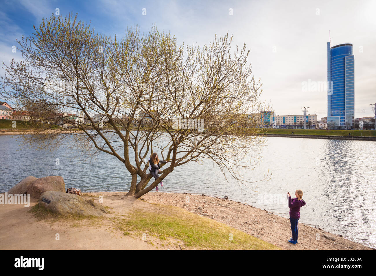 Giovani in appoggio sull' isola di lacrime" (Ostrov Slyoz) - memorial dedicato per la bielorussa soldati morti in Afghanistan Foto Stock