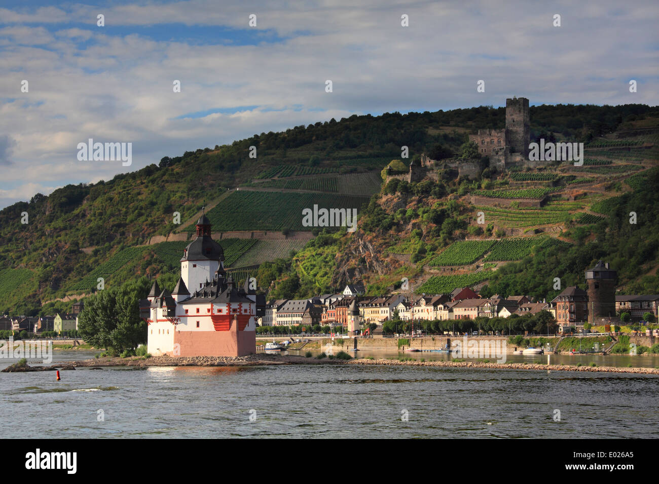 Il castello Pfalzgrafenstein, un castello di pedaggio sul falkenau isola nel fiume Reno vicino a kaub, Germania. gutenfells castello possono essere visti sullo sfondo Foto Stock