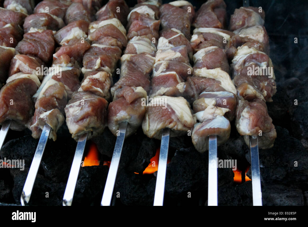 Marinate, materie carne di agnello grigliare su spiedino di metallo, close up Foto Stock