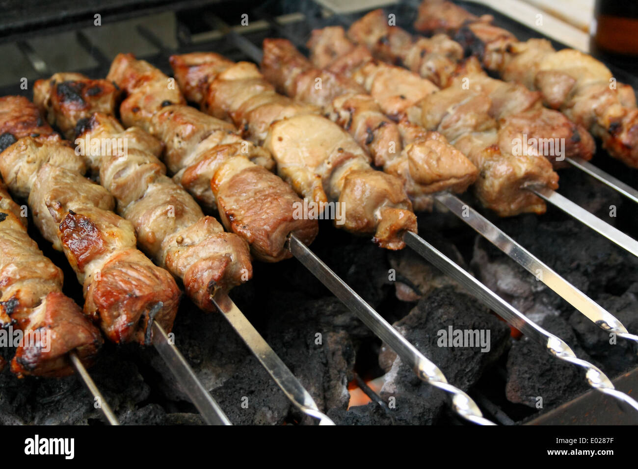 Appetitosa carne di agnello grigliare su spiedino di metallo, close up Foto Stock