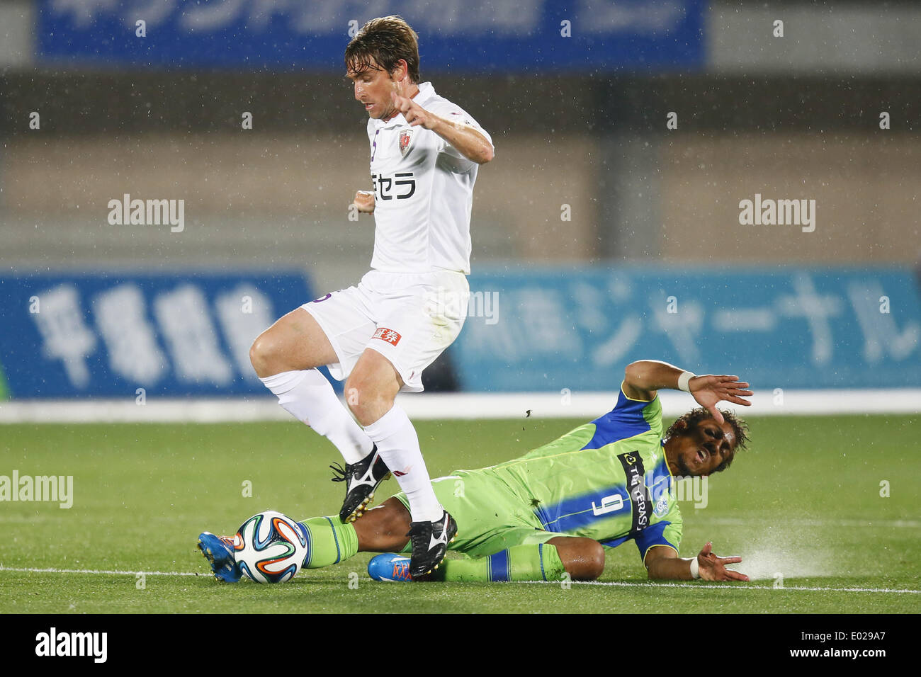 Shonan BMW Stadium Hiratsuka, Kanagawa, Giappone. 29 apr 2014. (L-R) Jairo (Sanga), Wellington (Bellmare), Aprile 29, 2014 - Calcio /Soccer : 2014 J.League Division 2 corrispondenza tra Shonan Bellmare 3-0 Kyoto Sanga FC a Shonan BMW Stadium Hiratsuka, Kanagawa, Giappone. © AFLO SPORT/Alamy Live News Foto Stock