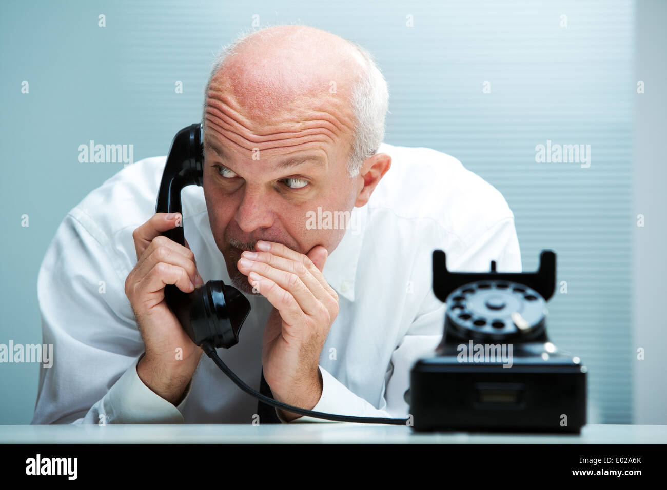 Imprenditore blurting tramite telefono (focus sull'uomo) Foto Stock
