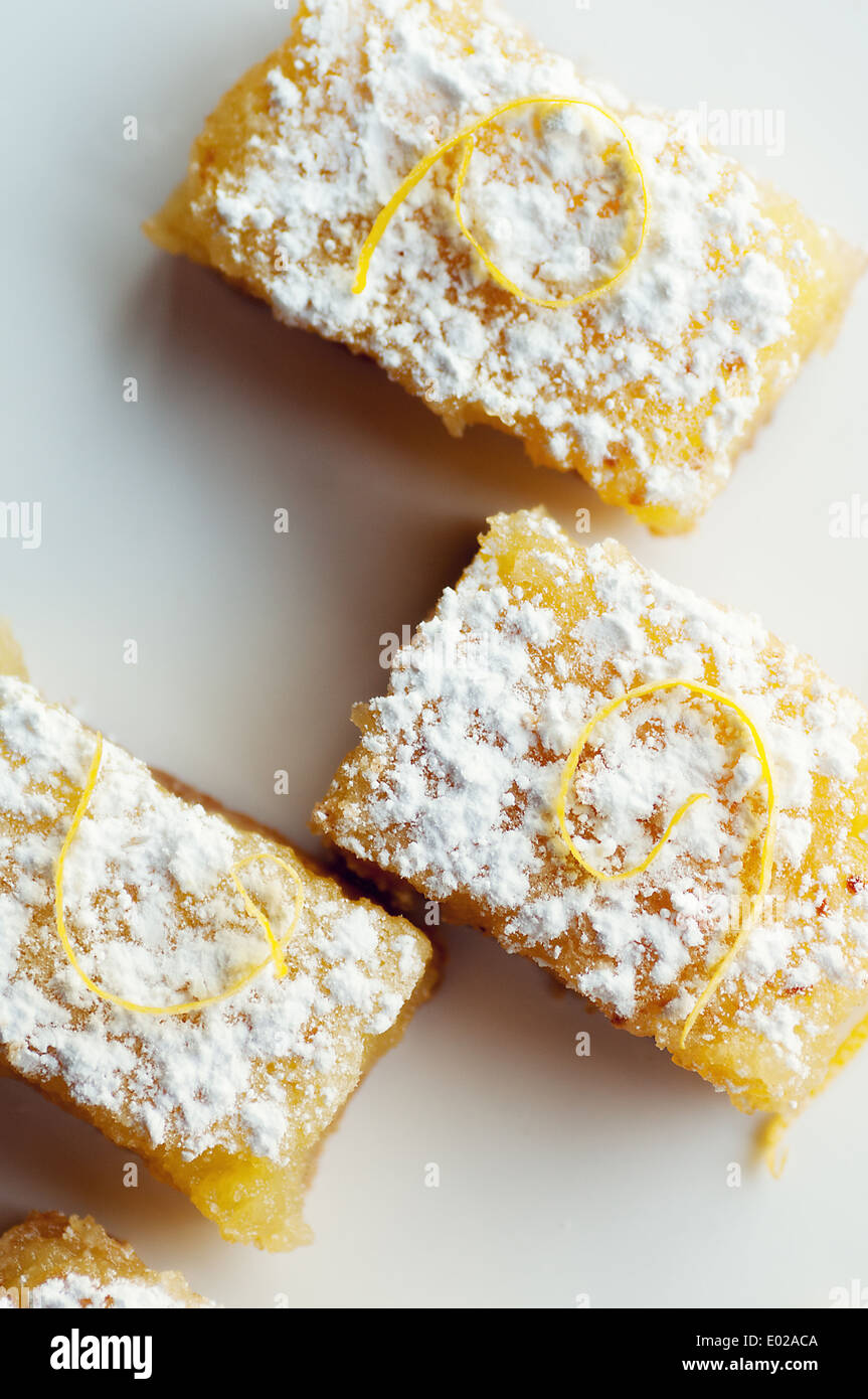 Sapido Limone dolce bar con limone guarnire e zucchero al velo Foto Stock