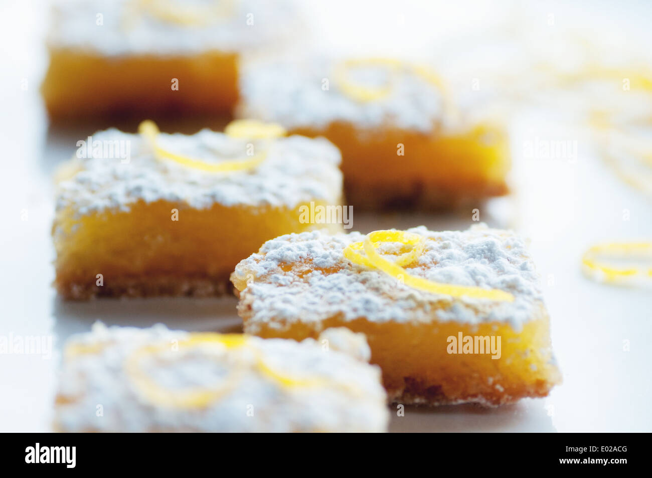 Sapido Limone dolce bar con limone guarnire e zucchero al velo Foto Stock