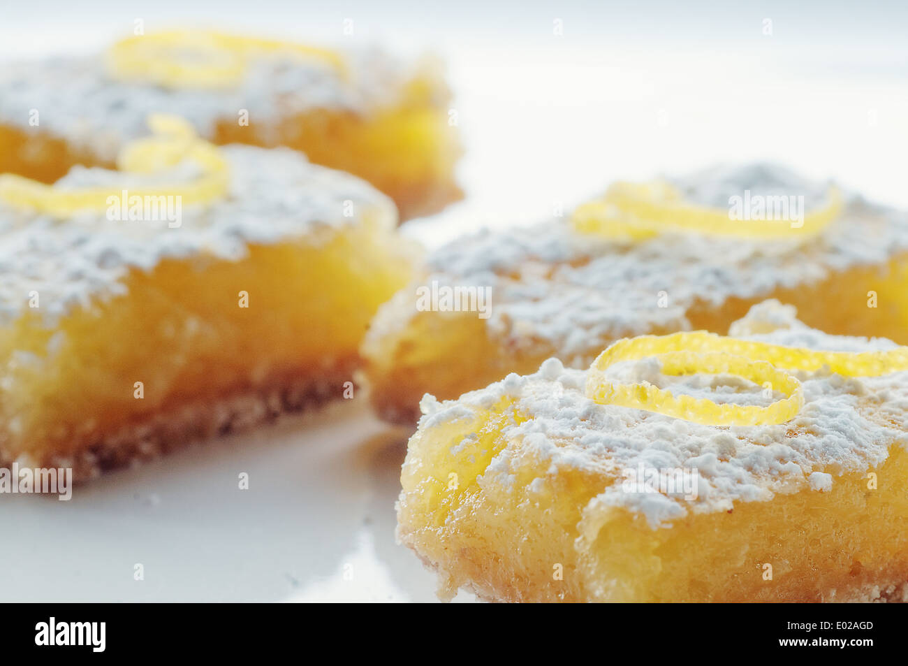 Sapido Limone dolce bar con limone guarnire e zucchero al velo Foto Stock