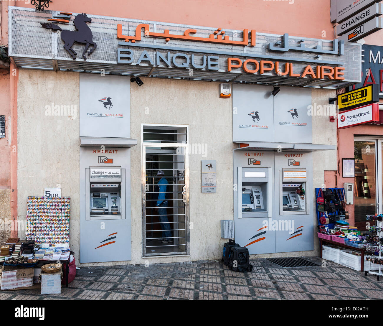 Esterno della Banque Populaire sul bordo della piazza Jamaa el Fna nel centro di Marrakech, Marocco. Tre sportelli bancomat sono illustrati e un uomo è interno Foto Stock
