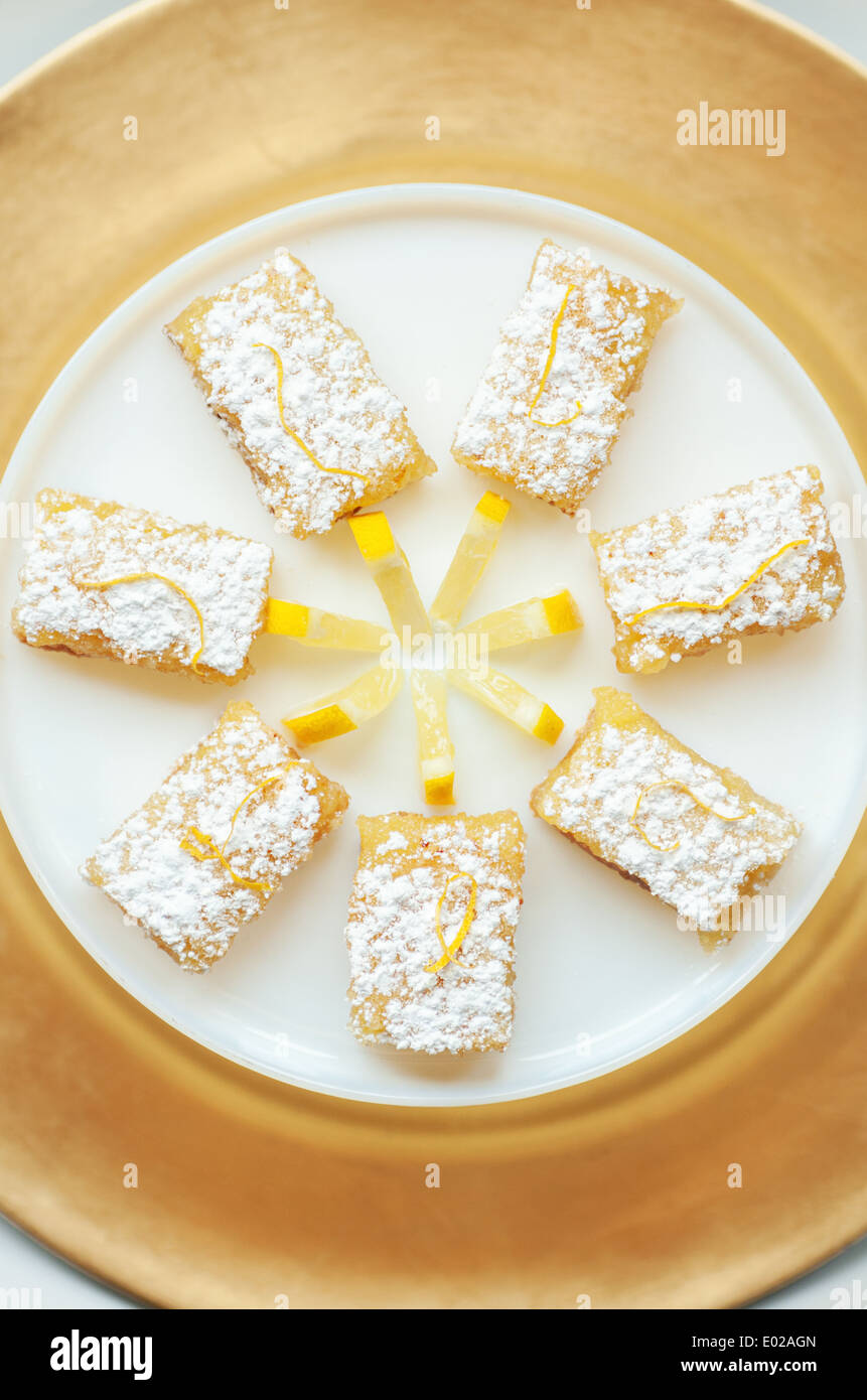 Sapido Limone dolce bar con limone guarnire e zucchero al velo Foto Stock