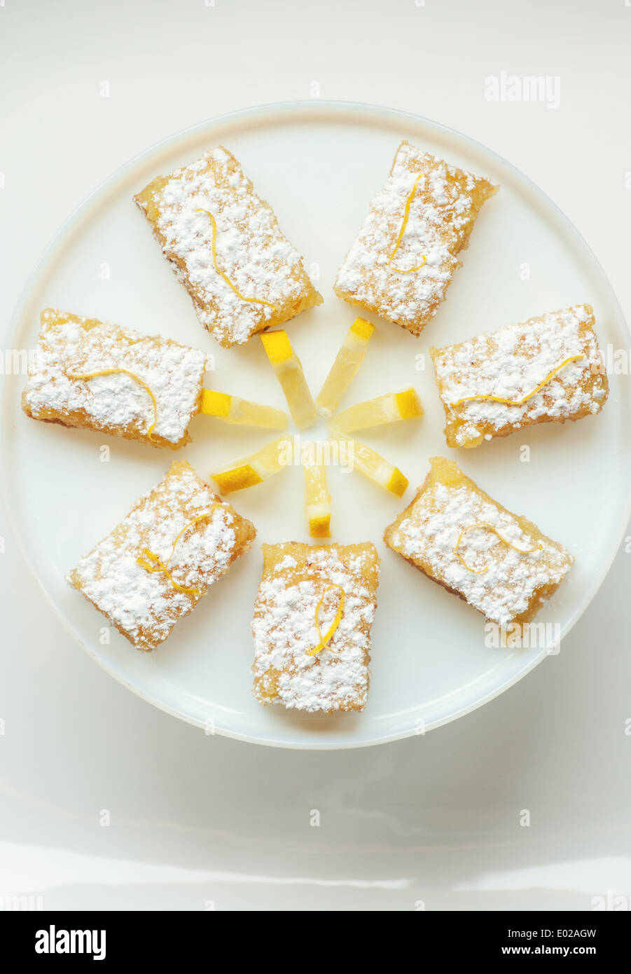 Sapido Limone dolce bar con limone guarnire e zucchero al velo Foto Stock