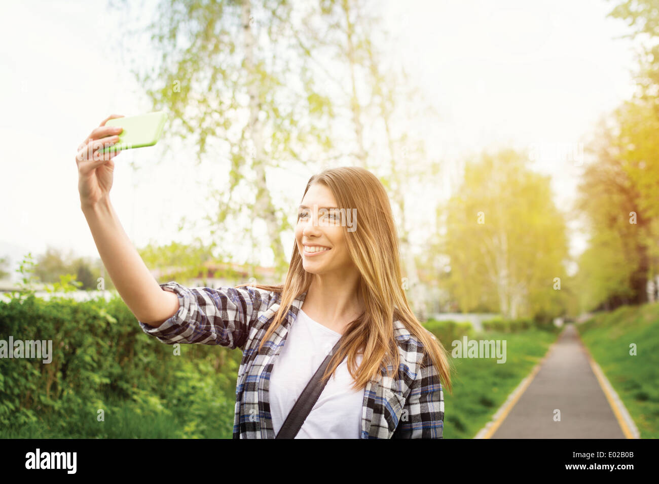 Bella giovane donna di prendere una fotografia selfie con telefono. Foto Stock