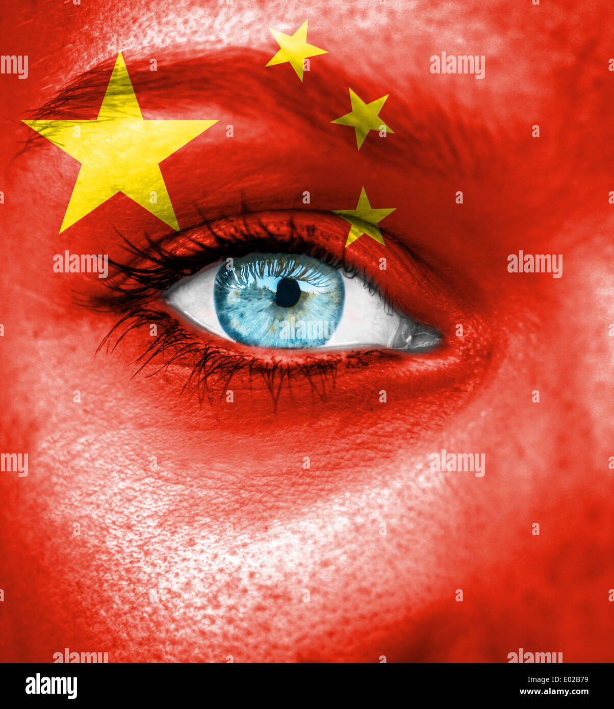 Donna faccia dipinta con bandiera della Cina Foto Stock