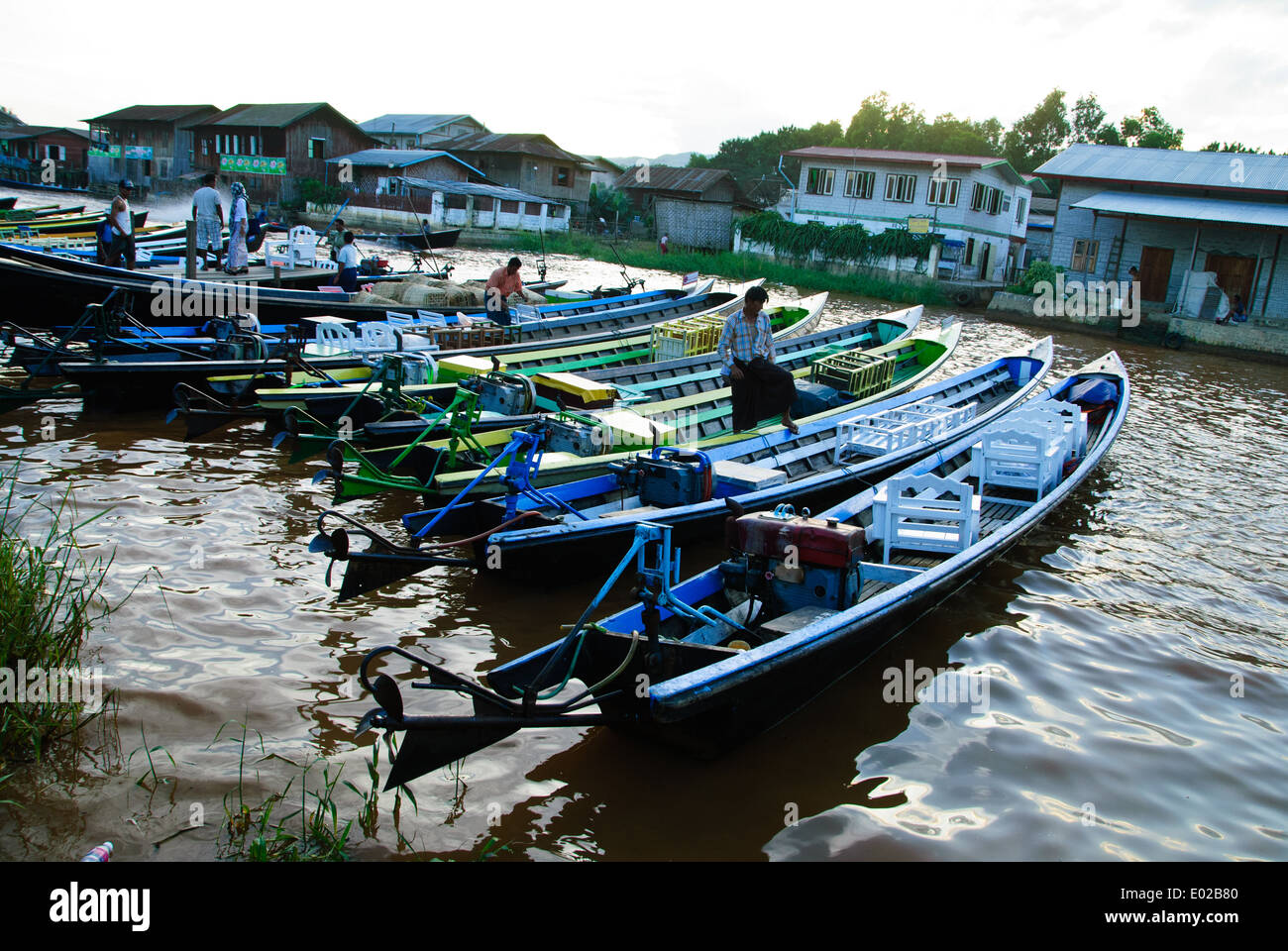 Long-tailed barche in attesa di passeggeri in Nyaung Shwe città Foto Stock
