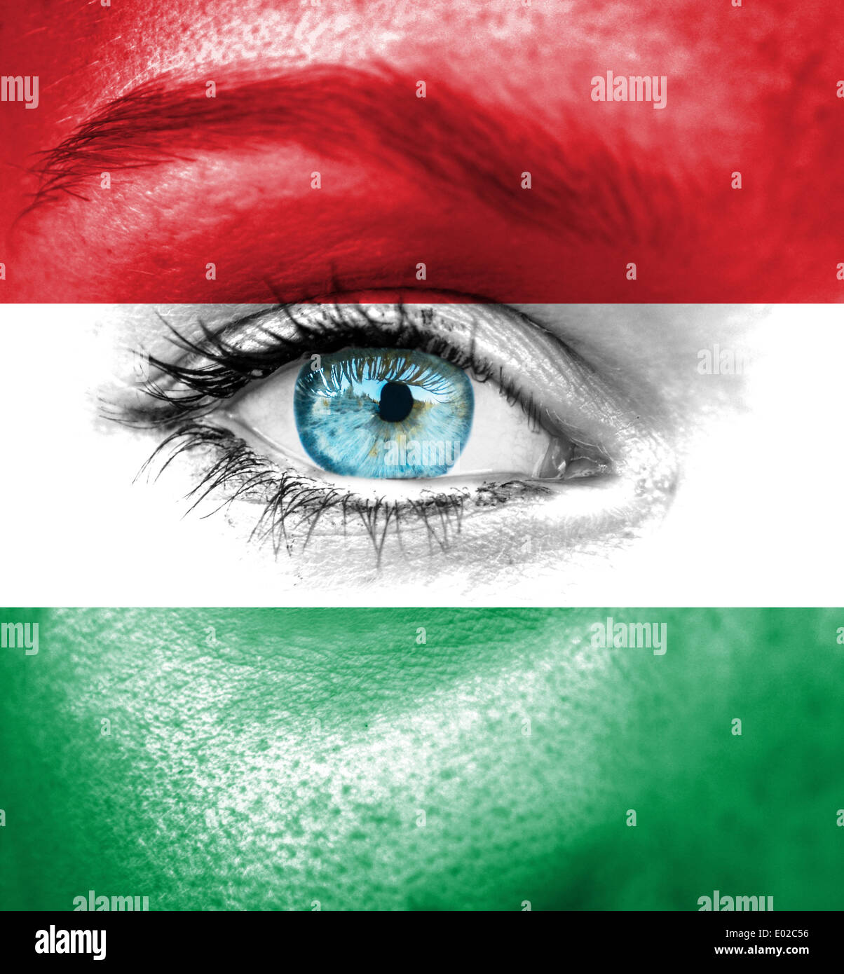 Donna faccia dipinta con bandiera di Ungheria Foto Stock