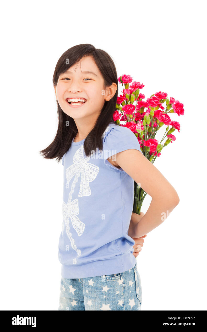 Ragazza sorridente nascondendo un bouquet di garofani Foto Stock