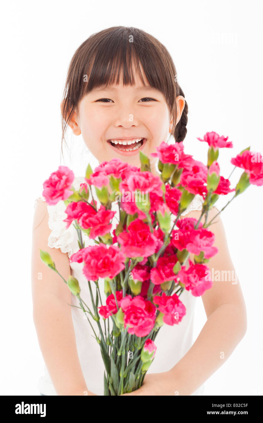 Close up di felice bambina tenendo un mazzo di garofani Foto Stock