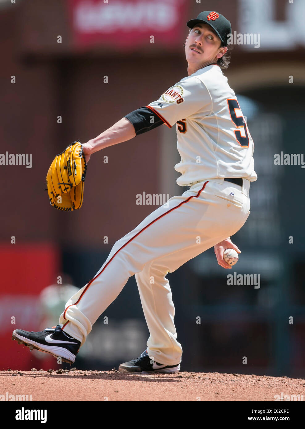 San Francisco CA. 26 apr 2014. San Francisco Giants a partire lanciatore Tim Lincecum (55) in azione durante la MLB baseball gioco tra il Cleveland Indians e i San Francisco Giants di AT&T Park di San Francisco CA. I Giganti sconfitti gli indiani 5-3. Damon Tarver/Cal Sport Media/Alamy Live News Foto Stock