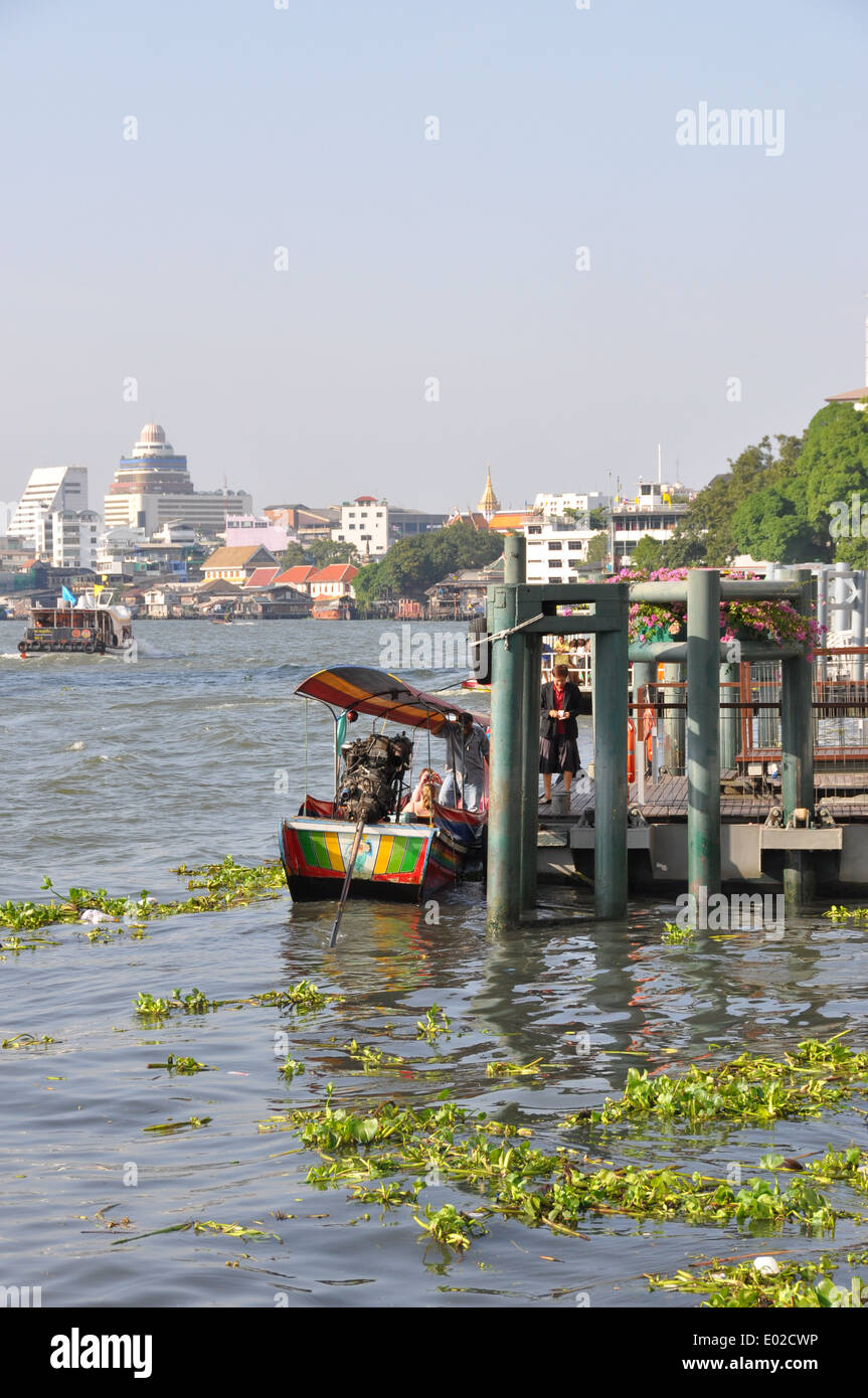 Fiume tailandese barche sul Fiume Chao Phraya, Bangkok, Thailandia. Foto Stock