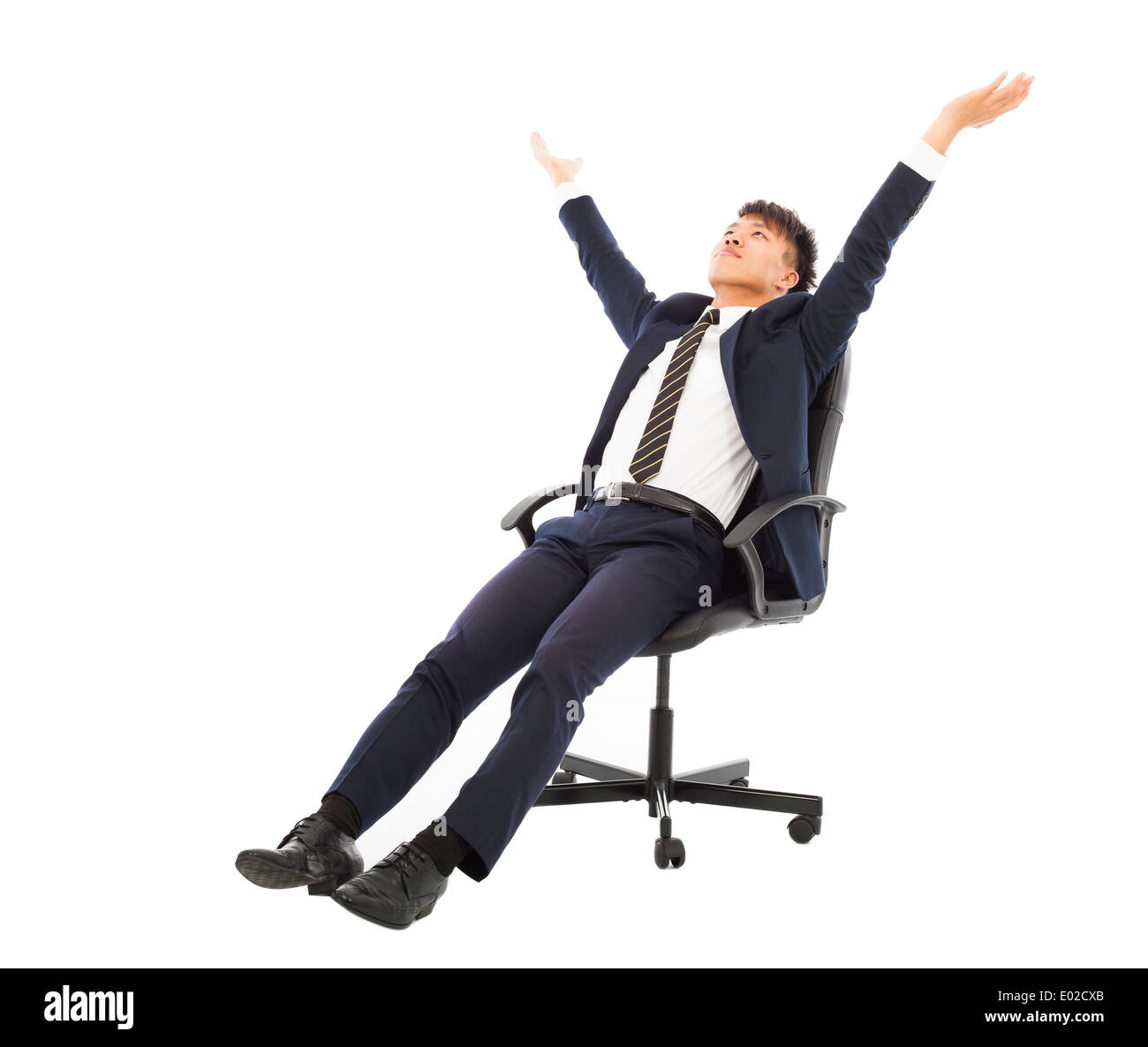 Rilassatevi imprenditore seduto su una sedia e sollevare le mani Foto Stock