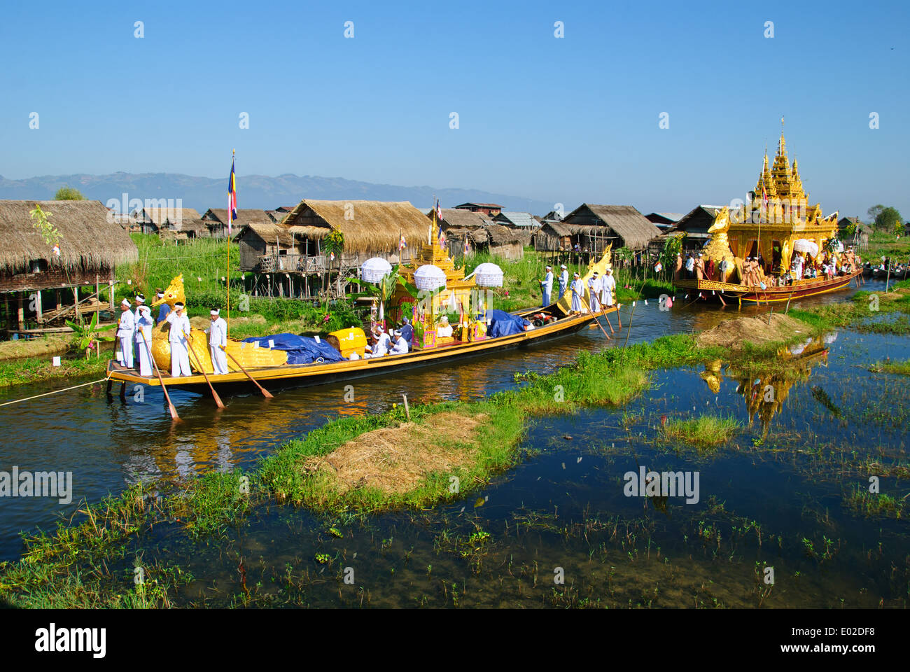 Il Royal Barge processione passando attraverso la Treuhand Le Oo Village durante il festival Foto Stock