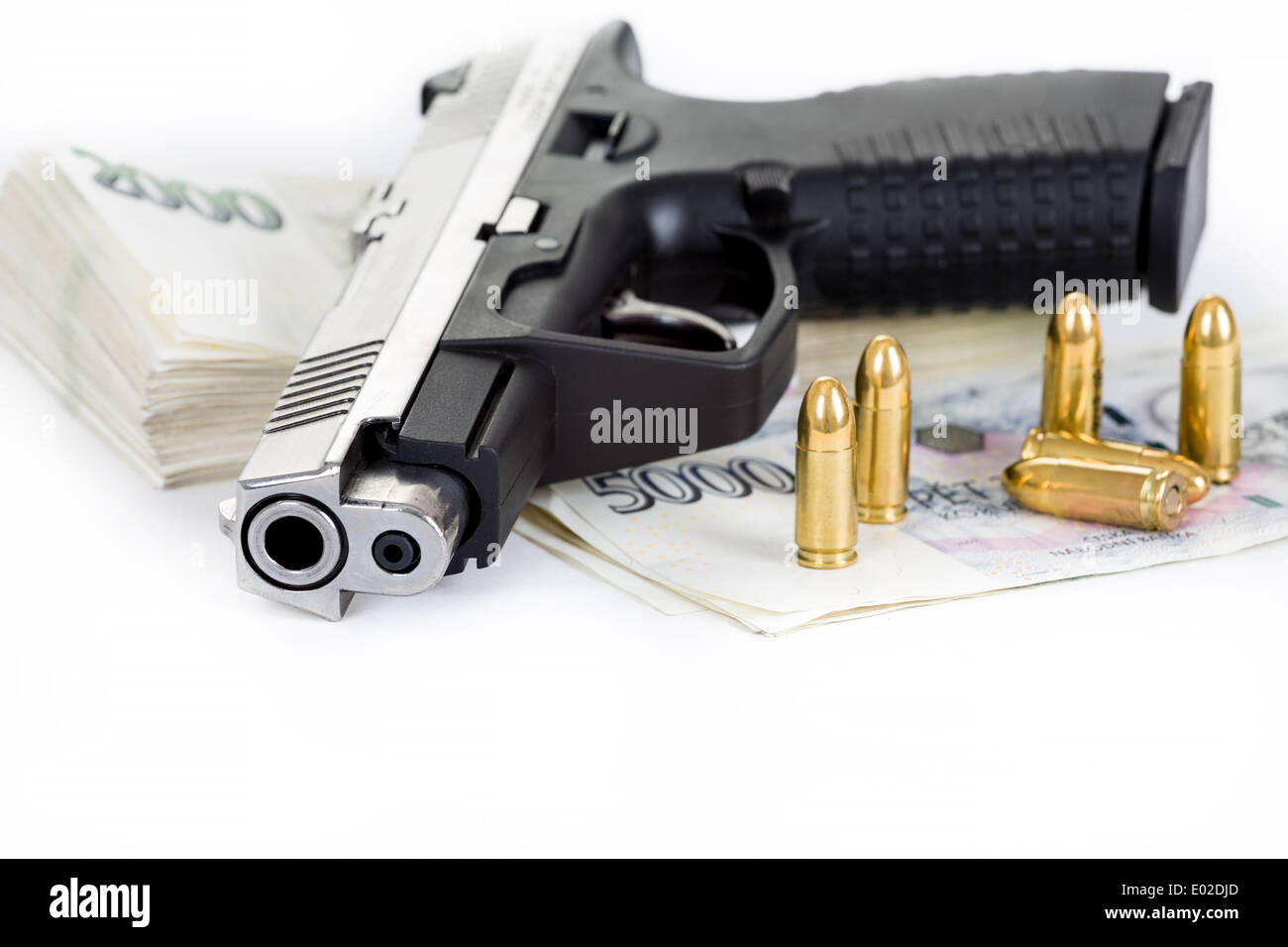 Pistola con bullet e il ceco banconote isolati su sfondo bianco Foto Stock