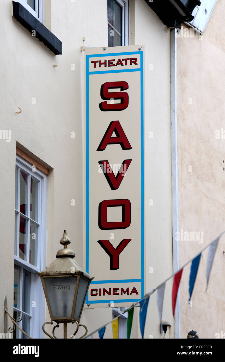Il Savoy cinema e teatro segno, Monmouth, Monmouthshire, Wales, Regno Unito Foto Stock