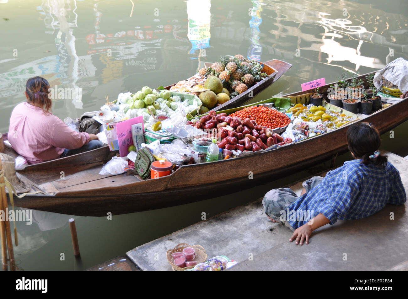 Tailandese donne vendere la sua mercanzia in un mercato galleggiante Foto Stock