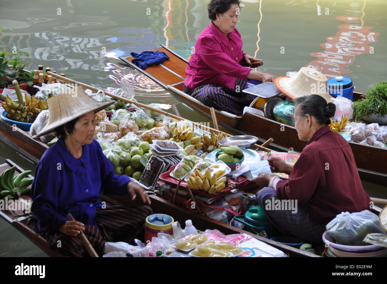 Tailandese donne vendere la sua mercanzia in un mercato galleggiante Foto Stock